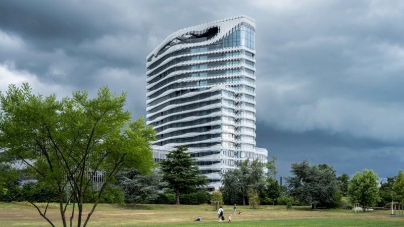 Архитектурная студия J Mayer H покрывает башню волнистой металлической облицовкой