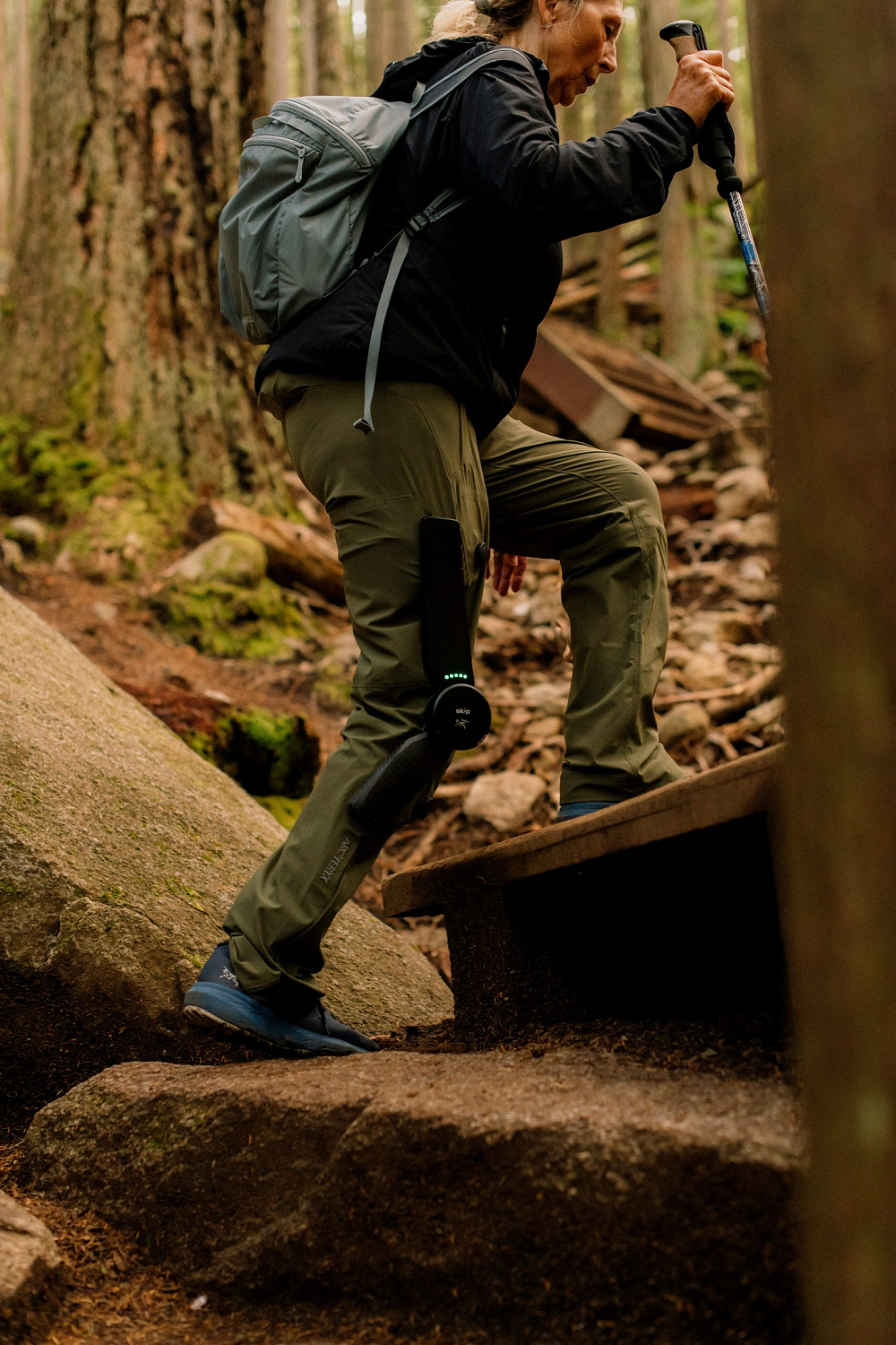 «Первые в мире электрические штаны» от Arc'teryx и Skip будут заряжать туристов во время ходьбы 