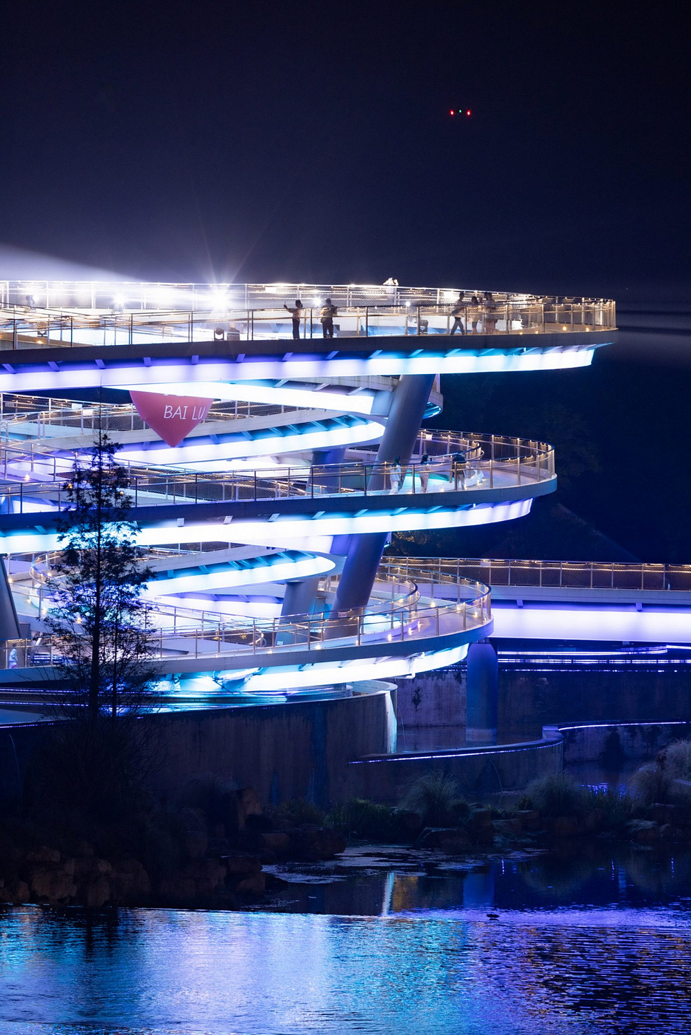 Архитектурное бюро ZZHK Architects завершило строительство моста со спиральной смотровой площадкой в Китае